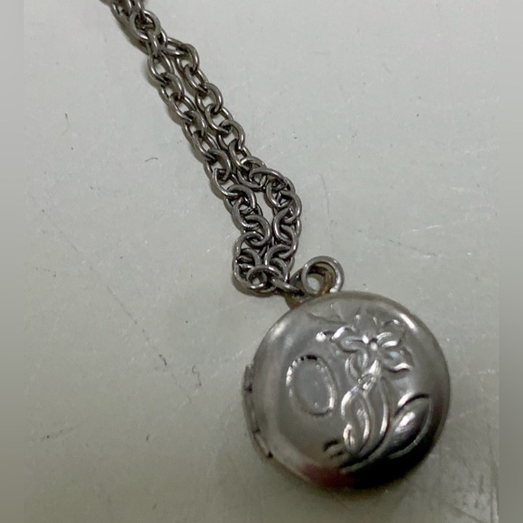 Vintage 1928 Silver Tone Hinged Lidded Locket Necklace - Picture 9 of 12